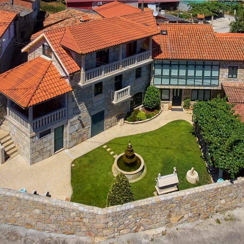 Vista aérea de las instalaciones y jardín de Apartamentos Río Sil en la Ribeira Sacra.