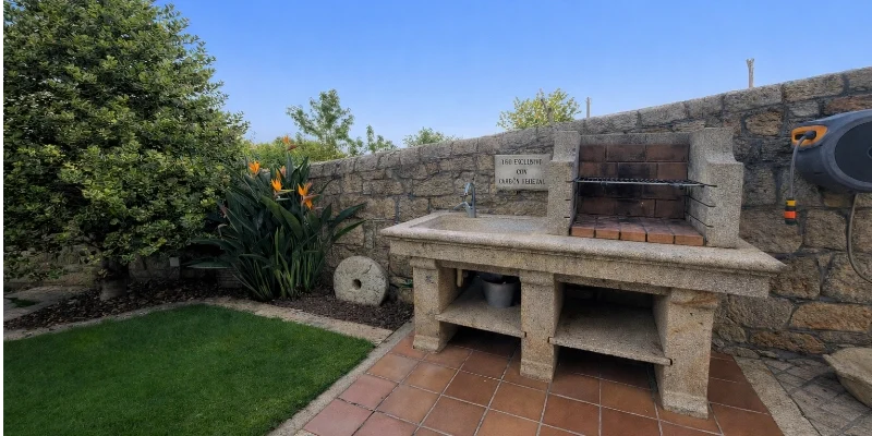 Zona de barbacoa de uso común en nuestra casa rural en la Ribeira Sacra.