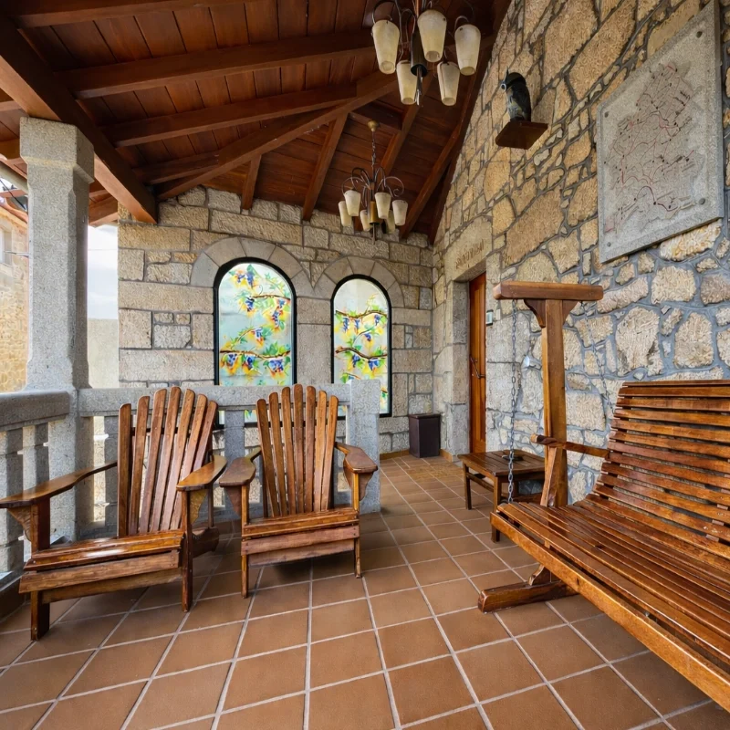 Terraza con mobiliario de madera para el relax en apartamentos rurales en la Ribeira Sacra.