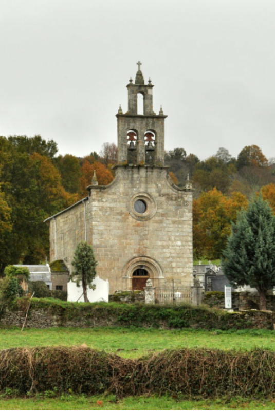 Fachada románica y entorno de la iglesia de Santa María Torbeo en Rivas de Sil.