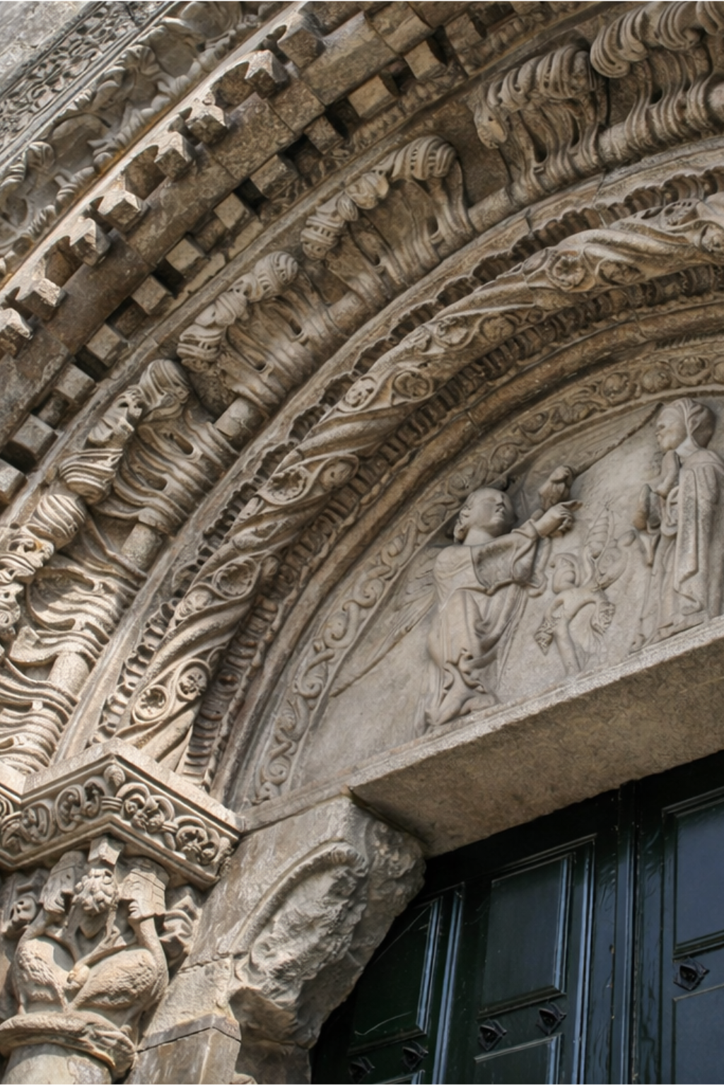 Detalle arquitectónico de un arco románico en un monasterio escondido de la Ribeira Sacra.