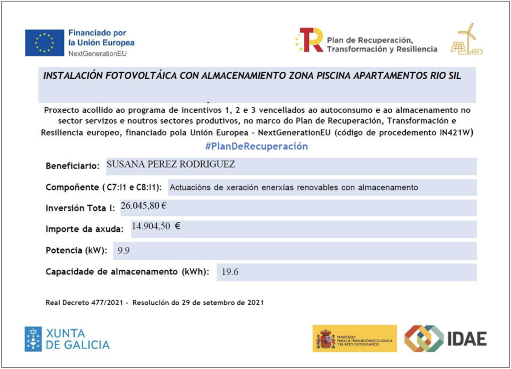 Cartel de la instalación fotovoltaica con almacenamiento financiada por NextGenerationEU en la zona de piscina.
