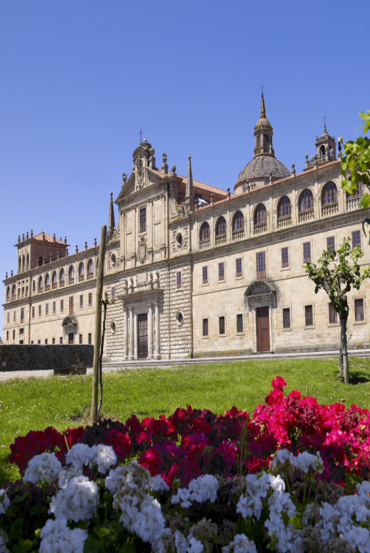 Edificio monumental del Colegio de Nuestra Señora de la Antigua.