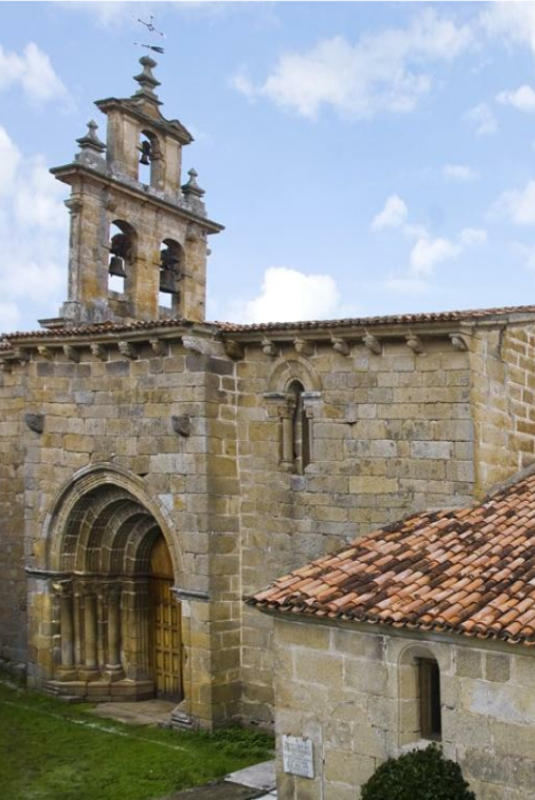 Portada sur románica de la iglesia de San Julián de Lobios.