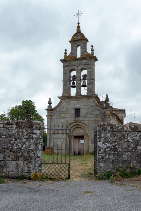 Fachada románica de la iglesia de San Pedro de Canaval.
