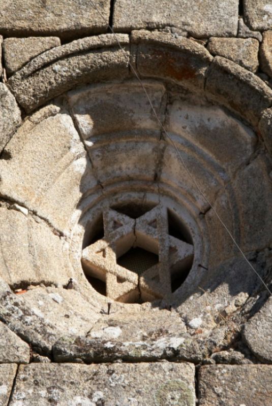 Rosetón con estrella de David en la iglesia de San Vicente de Pinol, Sober