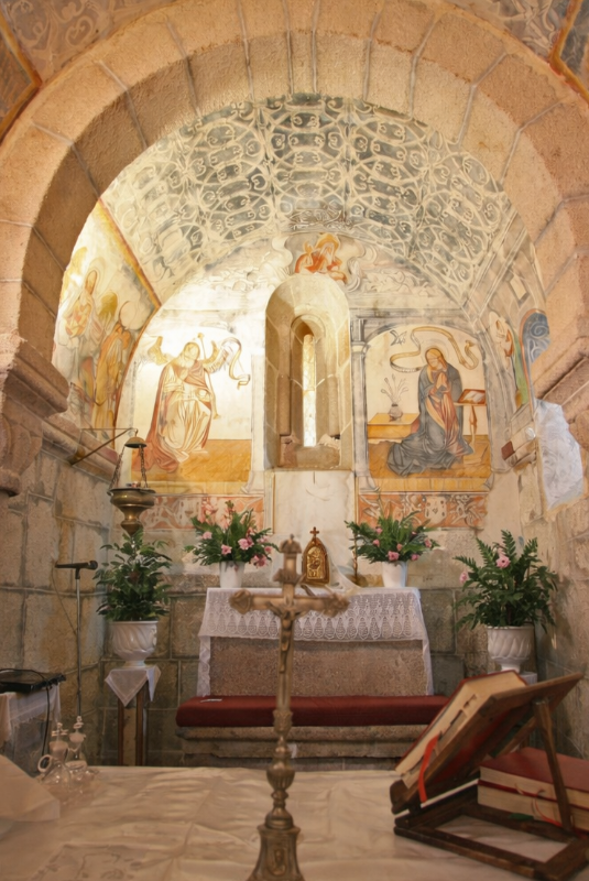 Interior con pinturas murales en Santa María de Proendos, Sober.