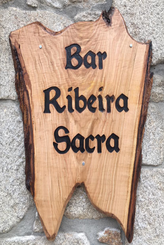 Letrero de madera del Bar Ribeira Sacra en Sober.