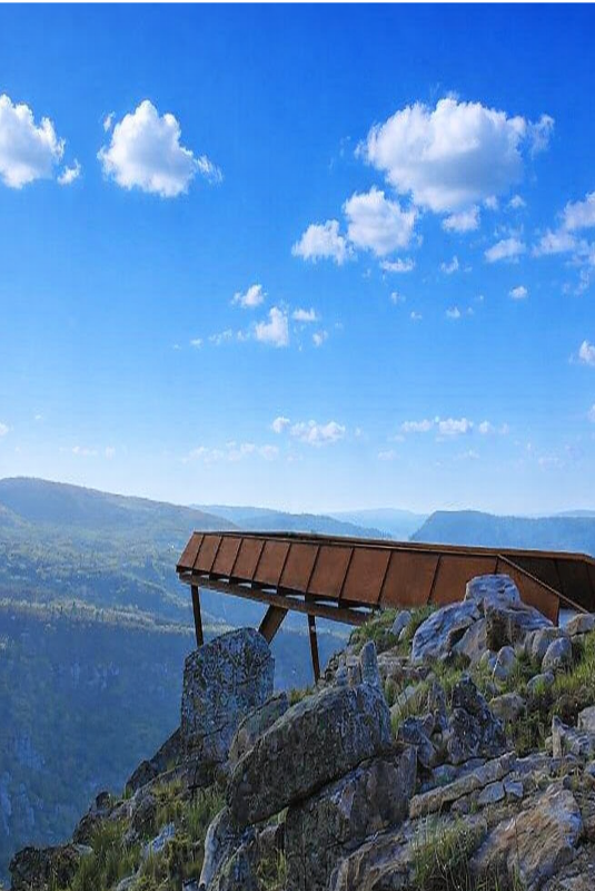 Pasarela metálica del Mirador do Cividade sobre el vacío.