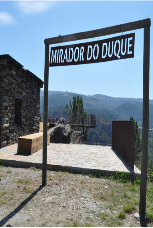 Balcón de entrada al Mirador do Duque en Monforte.