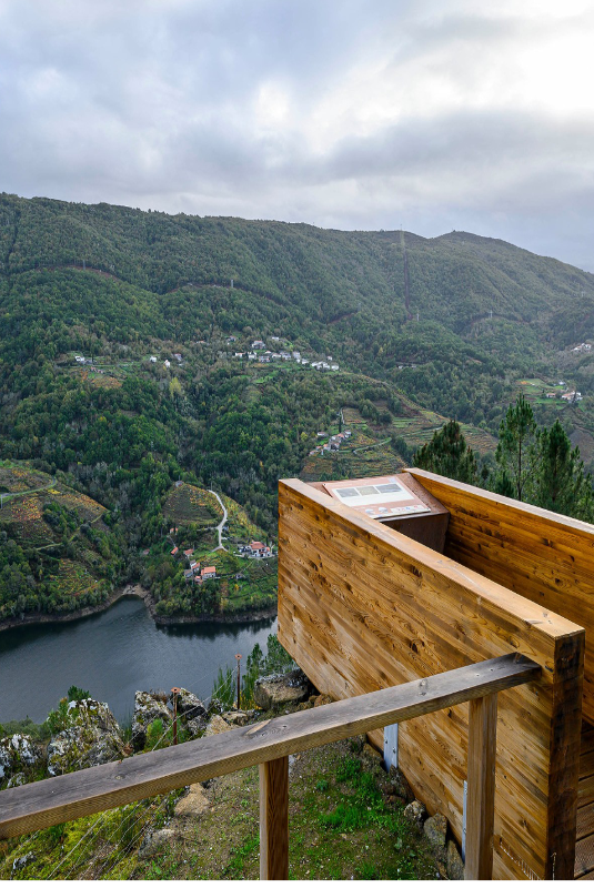 Vistas a los viñedos de Amandi desde el Mirador de Os Chelos.