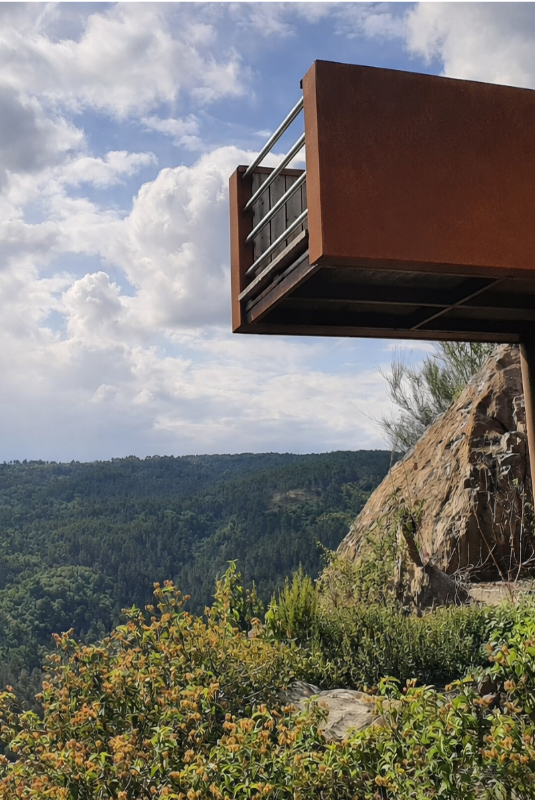 Pasarela del Mirador Pena do Conde sobre el río Cabe.