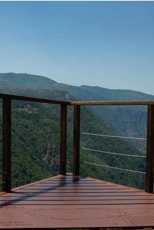 Mirador de madera de Santiorxo con vistas a los viñedos.