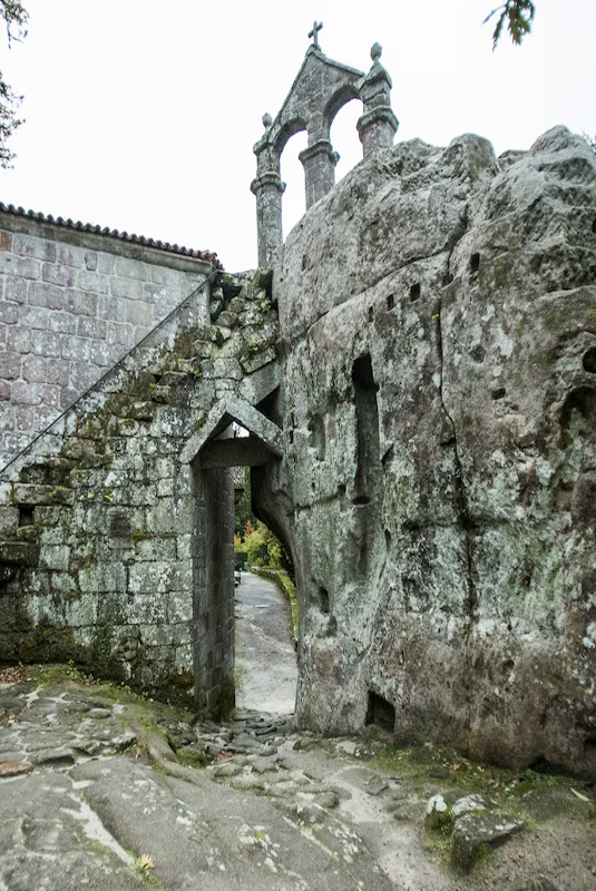Campanario y cuevas del monasterio rupestre de San Pedro de Rocas.