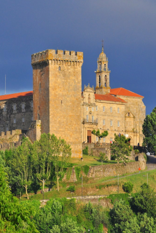 Torre e iglesia del Monasterio de San Vicente do Pino.