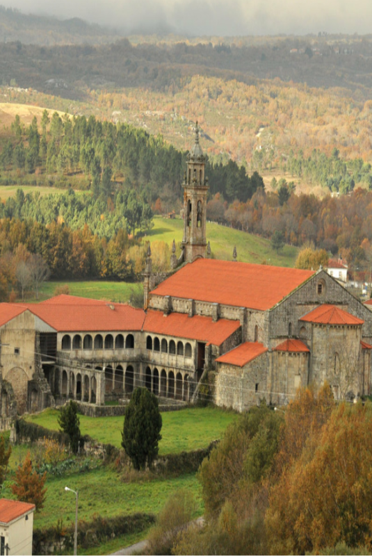 Iglesia y claustro de Santa María de Xunqueira de Espadanedo.