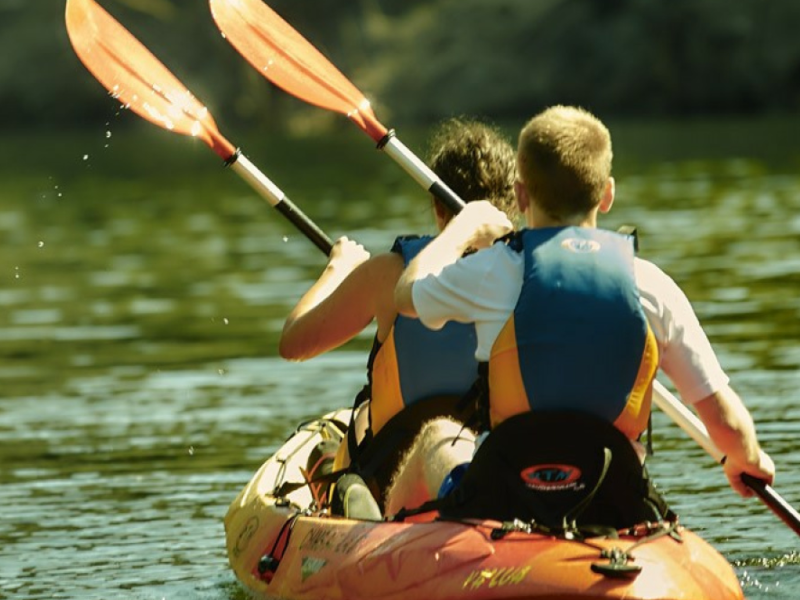 Personas practicando paddle surf en el río Sil.