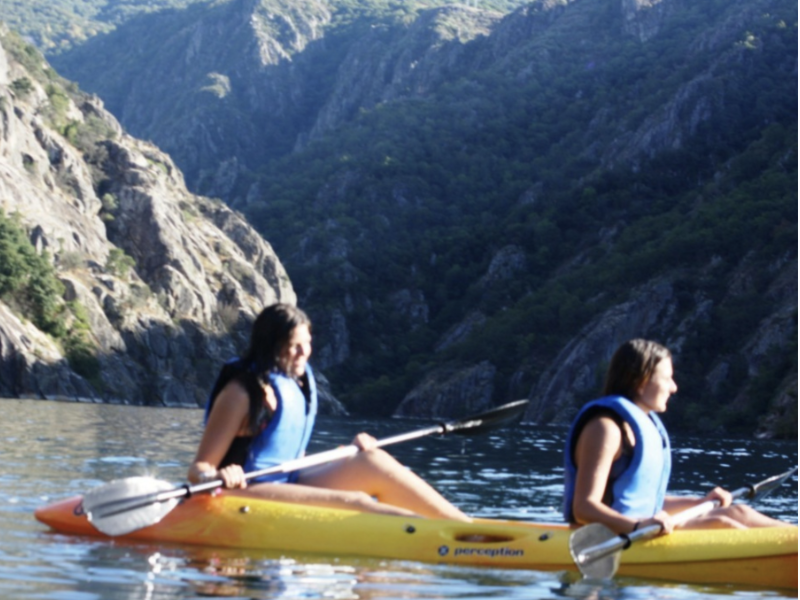 Pareja navegando en kayak por el Cañón del Sil.