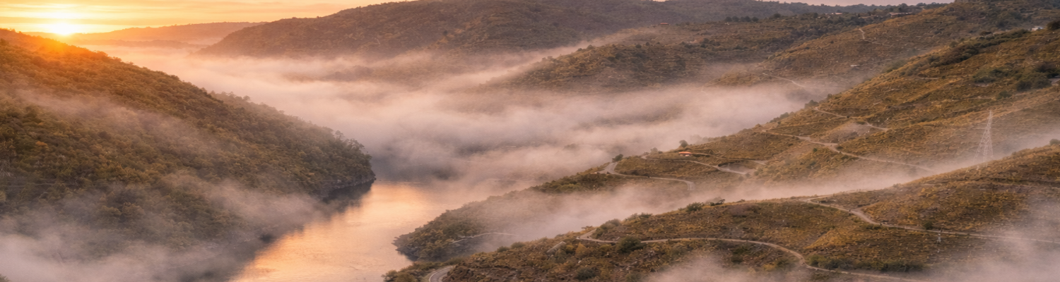 Paisaje del Cañón del Sil cubierto de niebla matutina cerca de Sober, Galicia.