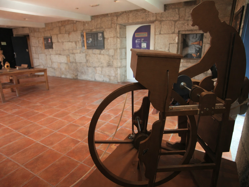 Exposición interior del Centro de Interpretación de Ribeira Sacra.
