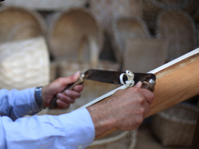 Artesano trabajando la cestería de mimbre en Chantada.