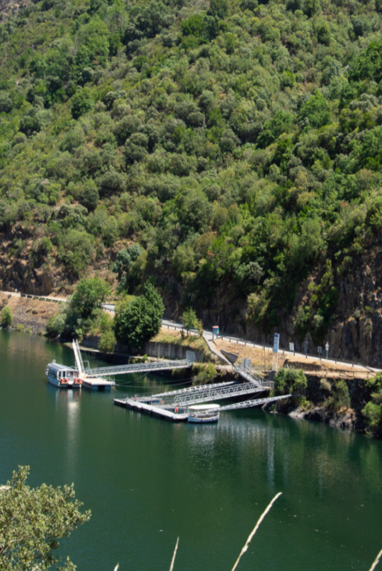 Embarcadero de Abeleda en el río Sil con un barco amarrado.
