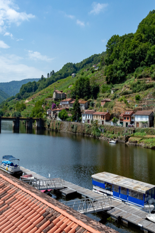El pintoresco pueblo de Belesar y el embarcadero sobre el río Miño.