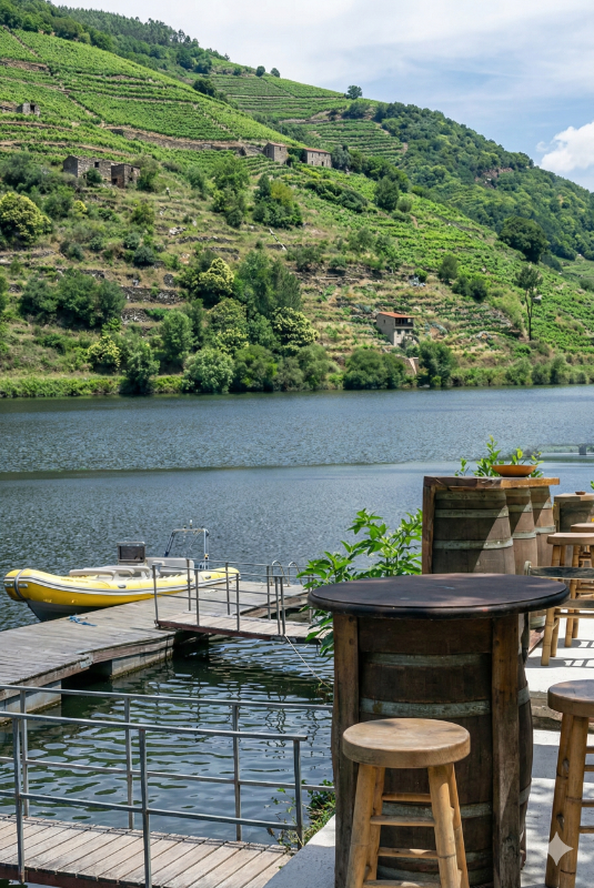Vistas del río Miño y el embarcadero de Pincelo con una zodiak.
