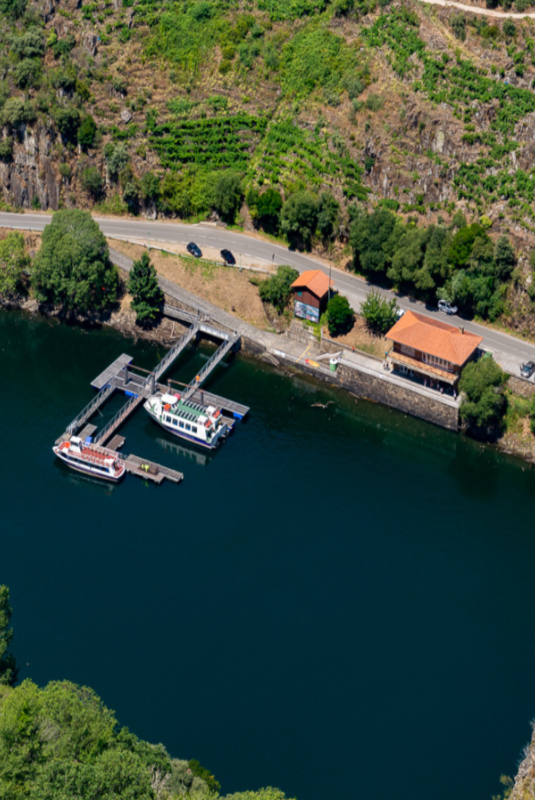 Vistas aéreas del embarcadero Ponte do Sil y los catamaranes.