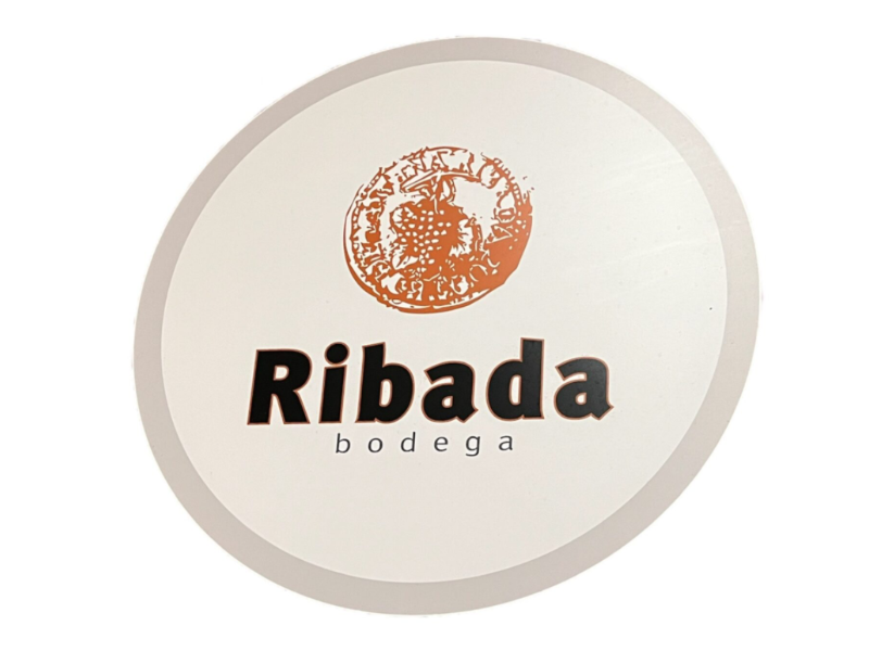 Logotipo de Bodega Ribada en Chantada.