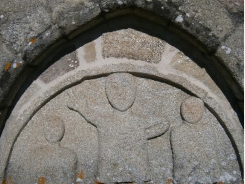 Detalle de relieve románico en visita guiada por Monforte.