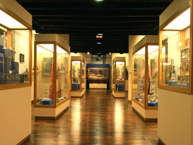 Salas de exposición del Museo de Arte Sacro en Monforte.
