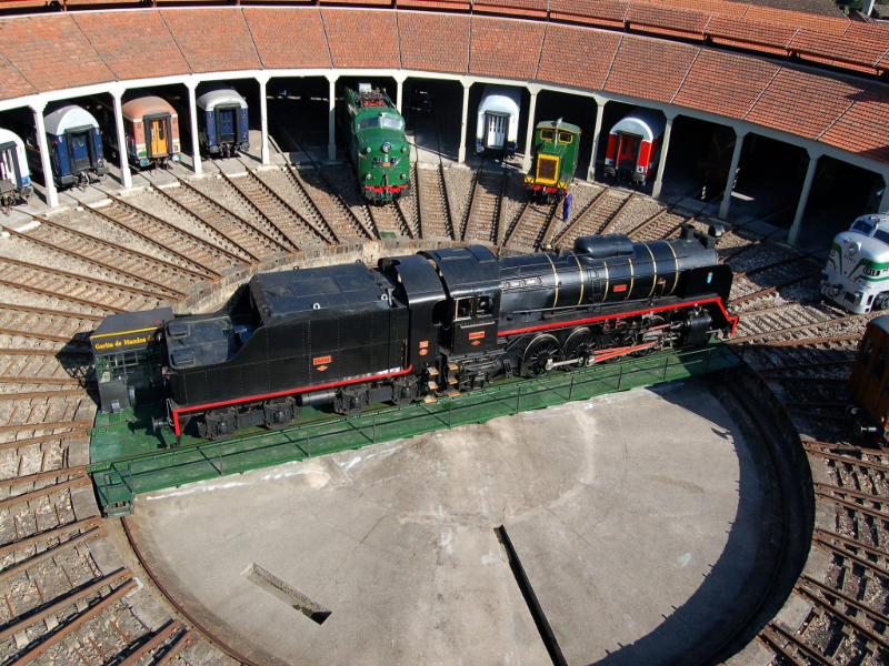 Locomotora histórica en el Museo del Ferrocarril de Monforte.