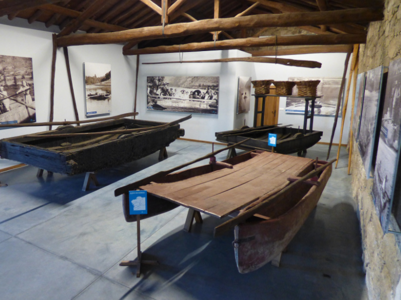 Barcas tradicionales en el Museo Etnográfico de Arxeriz.