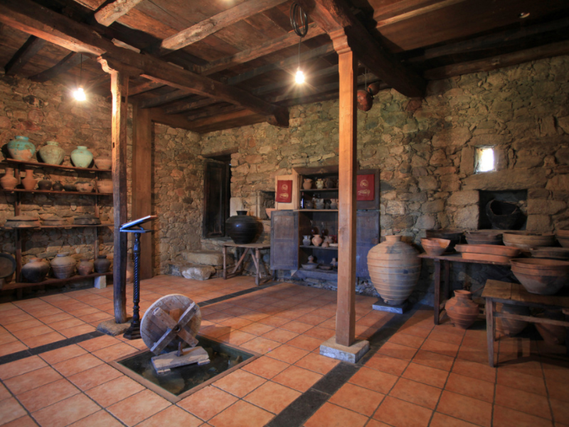 Interior de la rectoral de Gundivós con piezas de alfarería.