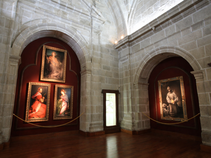 Cuadros en exposición en la Pinacoteca de N.S. de la Antigua.