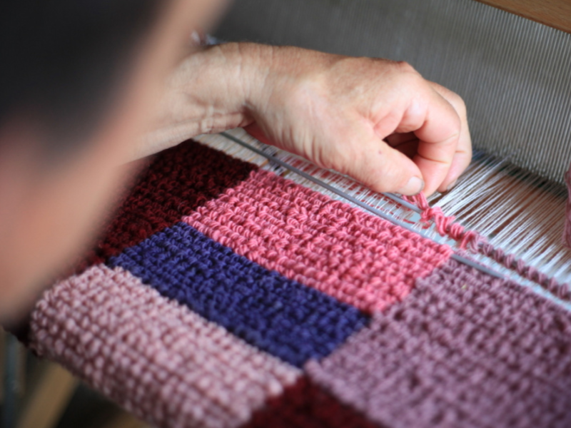 Trabajo artesanal en telar tradicional en Chantada.