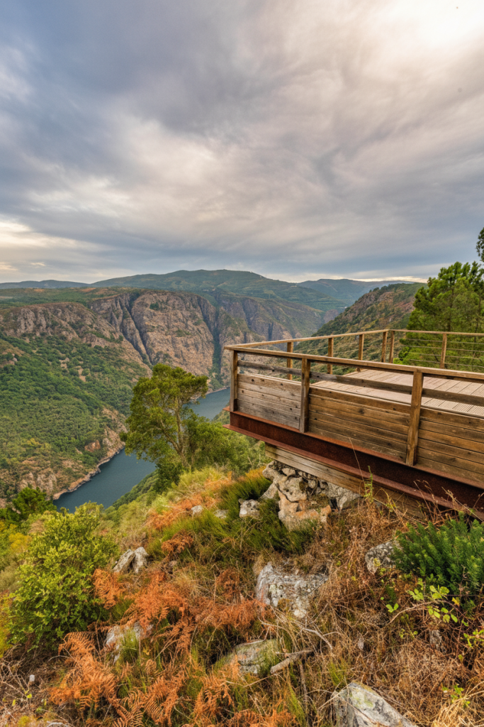 Impresionantes vistas del Cañón del Sil desde el Mirador de Boqueiriño en Sober, ideal para el turismo en la Ribeira Sacra.