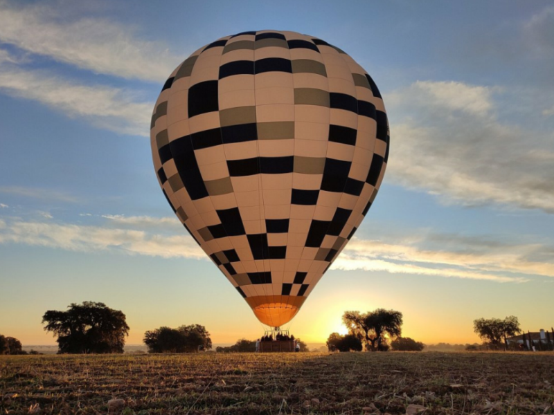 Globo aerostático sobrevolando el paisaje gallego al amanecer.
