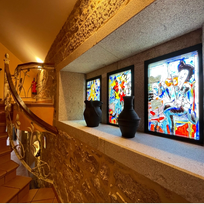 Detalles de decoración con vidrieras artísticas en el interior de los Apartamentos Río Sil.