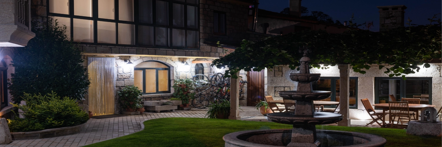 Iluminación nocturna de la fachada y el jardín en nuestra casa rural en la Ribeira Sacra.