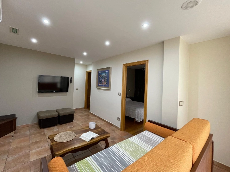 Espacio de descanso moderno con acabados de calidad en el Apartamento Cividade en la Ribeira Sacra.