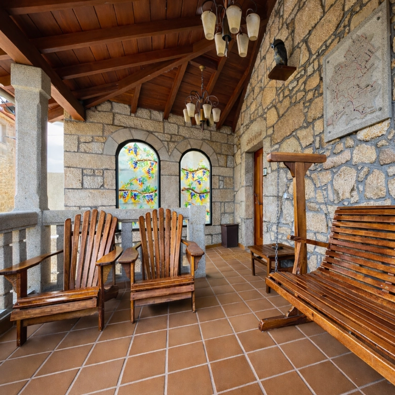 Terraza con mobiliario de madera para el relax en apartamentos rurales en la Ribeira Sacra.