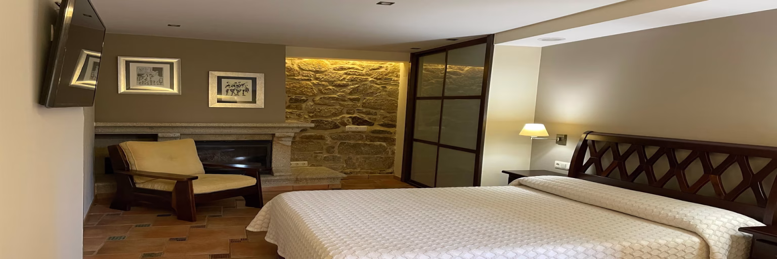 Apartamento Xabrega Cañón del Sil: chimenea de piedra y jardín en Sober.