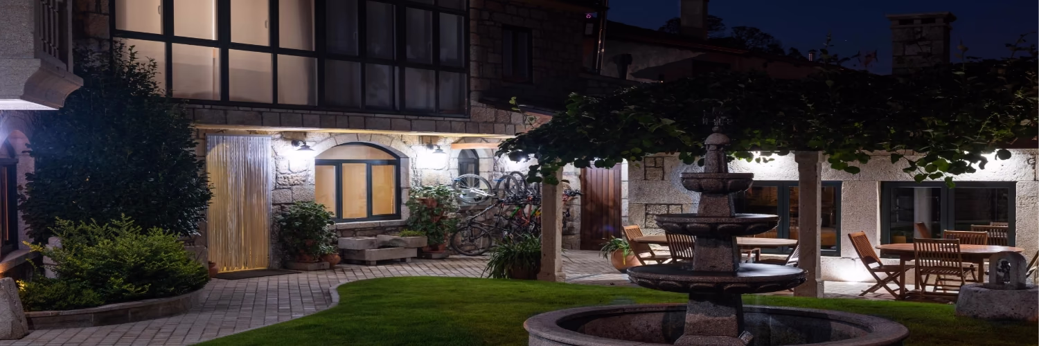 Iluminación nocturna de la fachada y el jardín en Apartamentos Río Sil.