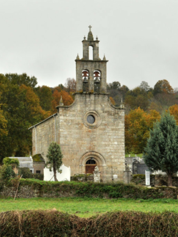 Fachada románica y entorno de la iglesia de Santa María Torbeo en Rivas de Sil.