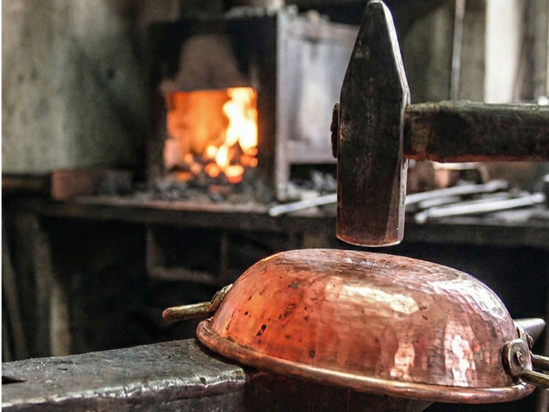 Antiguas alquitaras de cobre para aguardiente en Monforte.