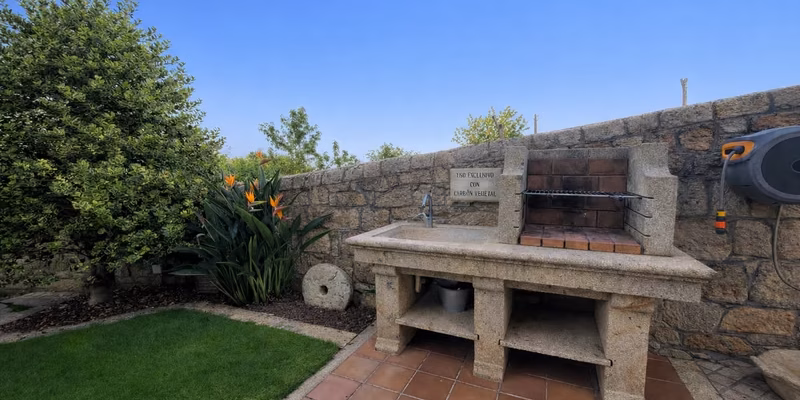 Zona de barbacoa de uso común en Apartamentos Río Sil, Sober.