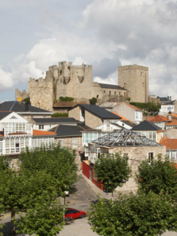 Fortaleza medieval y Castillo de Castro Caldelas con vistas a la comarca.