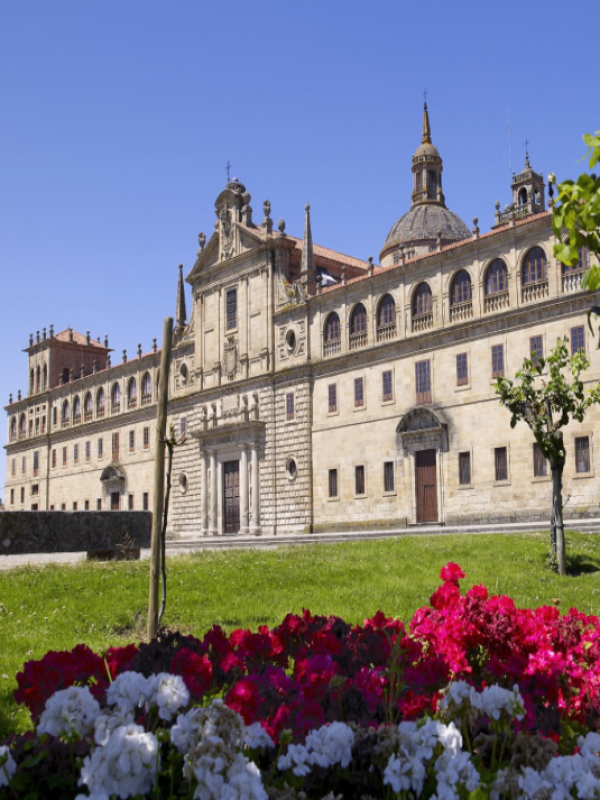 Edificio monumental del Colegio de Nuestra Señora de la Antigua.
